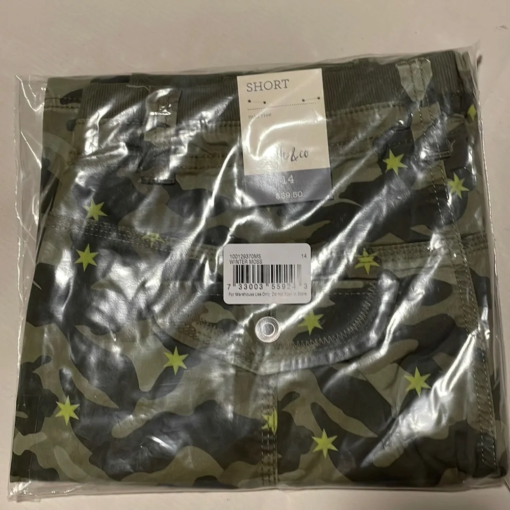 New Women’s Ladies STYLE & CO Green Camo Stars Printed Cargo Short - Picture 4 of 5